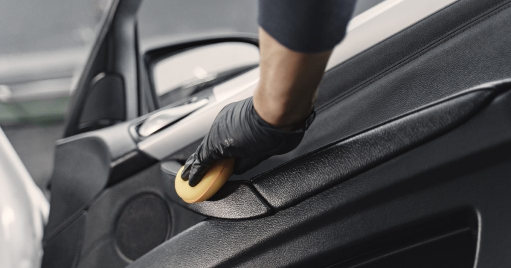 Les notions de base pour nettoyer les plastiques de voiture