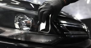 Comment nettoyer les phares de voiture